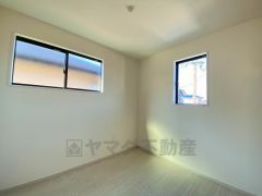 2面採光を確保した明るい室内は、風通しも良く、大変居心地の良い空間となっております。爽やかな風を感じて起きる朝は、快適生活の始まりに。