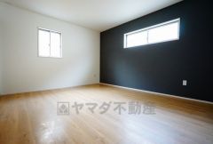 同仕様写真。寛ぎの時間を紡ぎだす主寝室は、大型ベッドを置いても余裕の広さを確保しています。