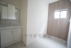 同仕様写真。三面鏡つき洗面台。収納も一体型になっているので、ドライヤーやヘアアイロンの置き場に困りませんね。