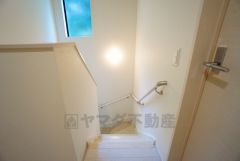 ご年配の方でも安心できる、手すり付き階段です＾＾段差も低めで設定されてますので安全性にも優れてますね＾＾