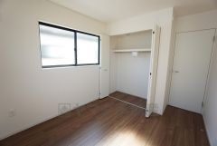 同仕様写真。木目調のシンプルデザインで落ち着きと安らぎの空間に仕上げています。各部屋に収納が完備されているので、お荷物が多くなっても安心の設計です。