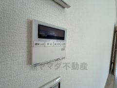 キッチン横からお湯張り、追い炊き、足し湯がボタン一つで楽々操作できる給湯機リモコンです＾＾忙しい夕飯の準備の時間帯に重宝しますね。