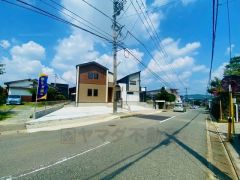 こちらの家には停めやすい並列駐車が2台分ついてます。車好きのご主人の洗車もゆったり。