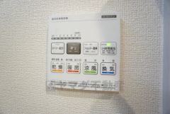 浴室暖房乾燥機付き。天候に左右されず、いつでも好きなときに洗濯物を干せるので、仕事や家事で忙しい方に重宝します。