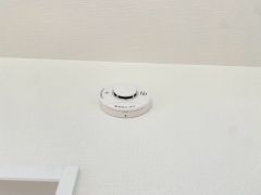 火災による煙や熱を感知して、警報音やブザー等で火災の発生を知らせてくれる火災警報器標準装備。