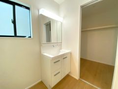 収納が隠れて使いやすい、シャワー付き三面鏡洗面ドレッサーです。朝の準備もぬかりなくできます。