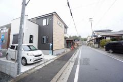 前面道路は8ｍ以上で駐車や離合がスムーズにできます＾＾ カースペースは停めやすい並列駐車2台付きです。