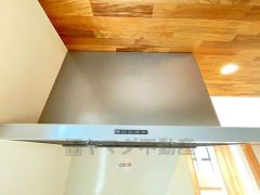 お手入れが簡単なスリム型レンジフードです。調理により発生する油煙や臭いを吸い込み、屋外へ排気してくれます。