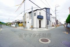 前面道路は、公道北側6.1ｍ。