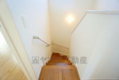 ご年配の方でも安心できる、手すり付き階段です＾＾段差も低めで設定されてますので安全性にも優れてますね＾＾