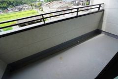 お洗濯物を干すスペースとしても十分な広さがあります。  お天気の良い日はお洗濯物がよく乾きそうな日当たり良好のバルコニーです＾＾