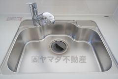 同仕様写真。広々とした凸型シンクに洗剤ポケットを標準装備。大きなお鍋など洗いやすいです。洗剤や石鹸、スポンジもすっきりできる収納付き。