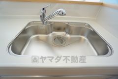 広々とした凸型シンクに洗剤ポケットを標準装備。大きなお鍋など洗いやすいです。洗剤や石鹸、スポンジもすっきりできる収納付き。