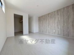 収納力豊富なウォークインクローゼット付き。洋服や小物などを1箇所にまとめて美しい収納を実現します。