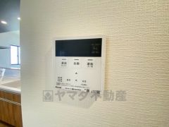 同仕様写真。給湯器リモコンはキッチン横からボタンひとつで操作が楽々。通話ボタン付きでお子様とも会話ができて安心です。