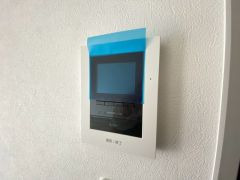 ドアを開けずに来訪者を確認できるモニター付インターフォン。見やすいカラー表示、ハンズフリータイプです。