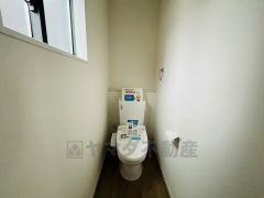温水洗浄機付トイレです。節水機能もあるので、安心して使えますね。もちろん、1階2階の2ヶ所にトイレがあるので、忙しい朝にもゆとりができますね。