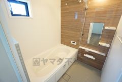 1日の疲れを癒すくつろぎのバスルーム。足を伸ばしてもゆったりと入れるサイズです。お子様と一緒にお風呂に入っても狭くないですね^^