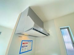 調理により発生する油煙や臭いを吸い込み、屋外へ排気してくれます。