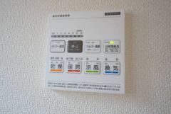 雨の日の洗濯も安心できる浴室暖房乾燥機付き浴室。リモコンで操作もボタン1つで簡単。 浴室暖房乾燥機には、暖房、乾燥、涼風、換気の4つの機能が付いています。タイマー付きです。