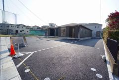 駐車スペースはゆとりある4台分を確保。マイカー用に、お客さま用に、余裕を持ってご利用いただけます。