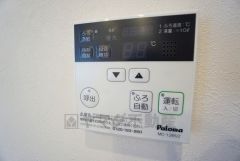 キッチン横からお湯張り、追い炊き、足し湯がボタン一つで楽々操作できる給湯機リモコンです＾＾忙しい夕飯の準備の時間帯に重宝しますね。