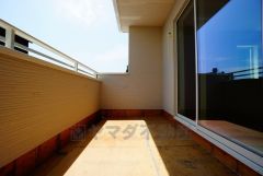同仕様写真。お洗濯物を干すスペースとしても十分な広さがあります。  お天気の良い日はお洗濯物がよく乾きそうな日当たり良好のバルコニー＾＾