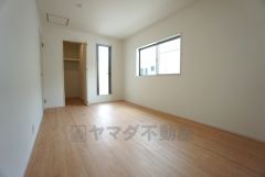 同仕様写真。住む人のこだわりを活かす洋室＾＾日当たりがよく、寝室としての利用もおすすめ。広めのクローゼットもあり荷物もすっきり片付けれ、ゆとりのある暮らしが出来ます＾＾