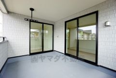 同仕様写真。お洗濯物を干すスペースとしても十分な広さがあります。  お天気の良い日はお洗濯物がよく乾きそうな日当たり良好のバルコニー＾＾