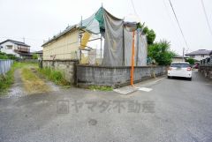 前面道路は西側約4ｍ。交通量が少ないため小さなお子様がいるご家庭でも安心に過ごせます＾＾
