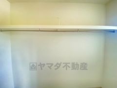 季節物の衣類もスッキリ収納できるウォークインクローゼット付＾＾棚付きなので整理もしやすくお部屋を広く活用できます。