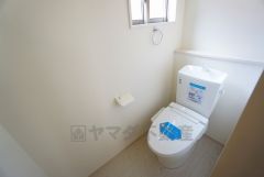 ウォシュレット付トイレです。節水機能もあるので、安心して使えますね。もちろん、1階2階の2ヶ所にトイレがあるので、忙しい朝にもゆとりができますね。