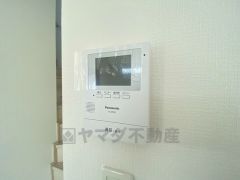 防犯性もばっちり、TVモニター付きインターフォン完備。大きなモニターで玄関先を確認できます。録画機能が付いているので不在時の訪問者も確認できて安心です^^