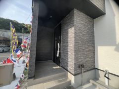 ブラックトーンの玄関扉＾＾外壁とマッチングしていてかっこいいですね＾＾家の顔となる玄関扉がかっこいいと、たくさんの人を招き入れたくなりますね＾＾