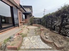 お庭付きで楽しみが広がります。 小さなお子様用のプールなど、大活躍すること間違いなし。広さも十分あるので、ガーデニングやBBQなど楽しみの増えるお庭です＾