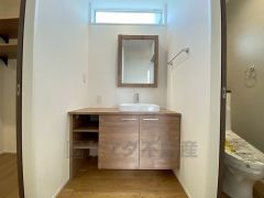 三面鏡つき洗面台。収納も一体型になっているので、ドライヤーやヘアアイロンの置き場に困りませんね。