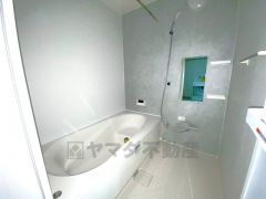 1日の疲れを癒すくつろぎのバスルーム。足を伸ばしてもゆったりと入れるサイズです。お子様と一緒にお風呂に入っても狭くないですね^^