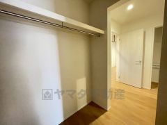 ハンガーパイプ付で散らかりがちな洋服類もきれいに整理できます。足元には3段ボックスを置いて、フル活用できるファミリークロークです＾＾