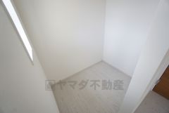同仕様写真。ファミリークロークは奥行きがあるので布団や衣替えの衣装なども楽々収納できます。  季節の衣装や趣味の道具などの収納スペースとして活用出来ます。