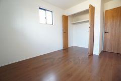 暖かい日差しが差し込む洋室。たっぷり収納できるクローゼット付きでお部屋の中をすっきりと快適に保てます。