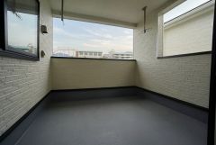幅広のインナーバルコニーは多少の雨でも洗濯物を守ってくれ、家事を助けてくれること間違いなし。眩しすぎる日差しも和らげます。