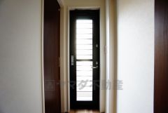 同仕様写真。生ごみの仮置きに重宝する勝手口付きのキッチン＾＾　生ごみの臭いに悩まされることがなくなりますね。