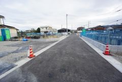 前面道路は私道南側約4.03ｍ、西側約5.29ｍ。私道の為、車の通行がほとんどなく小さなお子様がいるご家庭でも安心して過ごせます＾＾