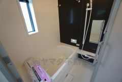 1日の疲れを癒すくつろぎのバスルーム。足を伸ばしてもゆったりと入れるサイズです。お子様と一緒にお風呂に入っても狭くないですね^^