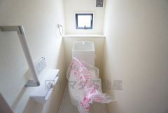 ウォシュレット付トイレです。節水機能もあるので、安心して使えますね。もちろん、1階2階の2ヶ所にトイレがあるので、忙しい朝にもゆとりができますね。