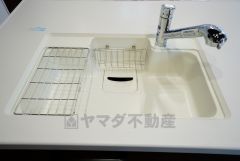 同仕様写真。広々とした凸型シンクに洗剤ポケットを標準装備。大きなお鍋など洗いやすいです。洗剤や石鹸、スポンジもすっきりできる収納付き。