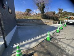 駐車スペースはゆとりある2台分を確保。マイカー用に、お客さま用に、余裕を持ってご利用いただけます。