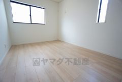 2面採光を確保した明るい室内は、風通しも良く、大変居心地の良い空間となっております。爽やかな風を感じて起きる朝は、快適生活の始まりに。