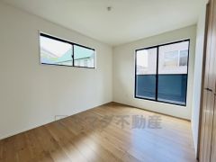 2面採光を確保した明るい室内は、風通しも良く、大変居心地の良い空間となっております。爽やかな風を感じて起きる朝は、快適生活の始まりに。