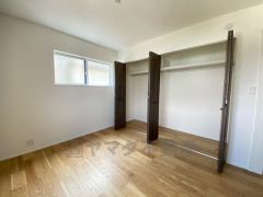 住む人のこだわりを活かす洋室＾＾日当たりがよく、寝室としての利用もおすすめ。広めのクローゼットもあり荷物もすっきり片付けれ、ゆとりのある暮らしが出来ます＾＾